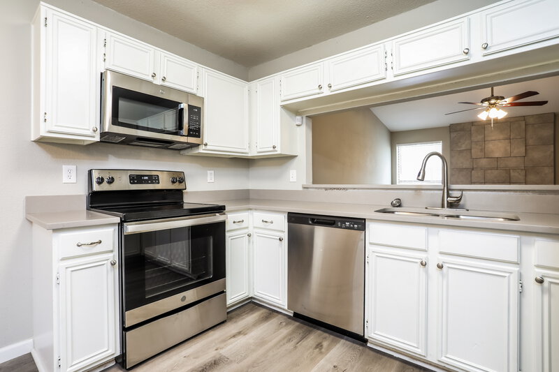 2,140/Mo, 4210 Glen Hollow Cir Arlington, TX 76016 Kitchen View 2