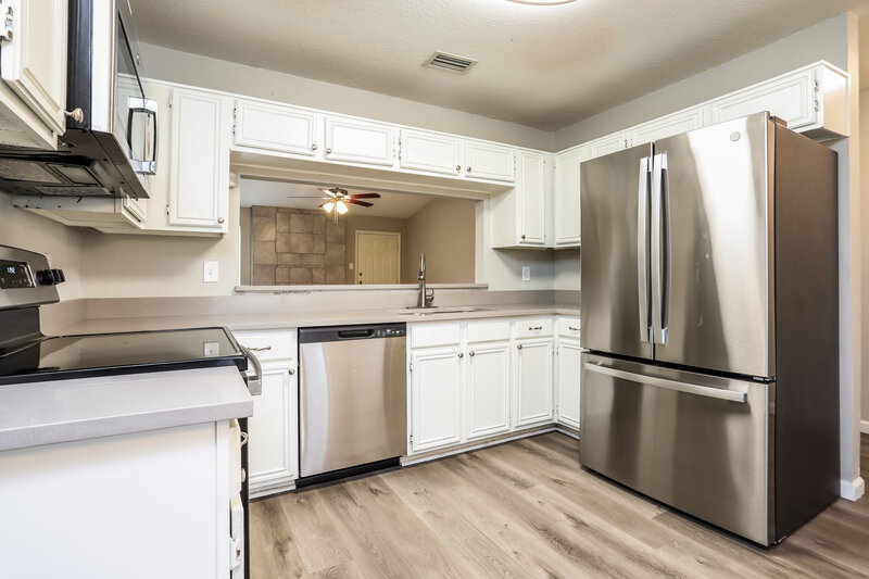 2,140/Mo, 4210 Glen Hollow Cir Arlington, TX 76016 Kitchen View 3