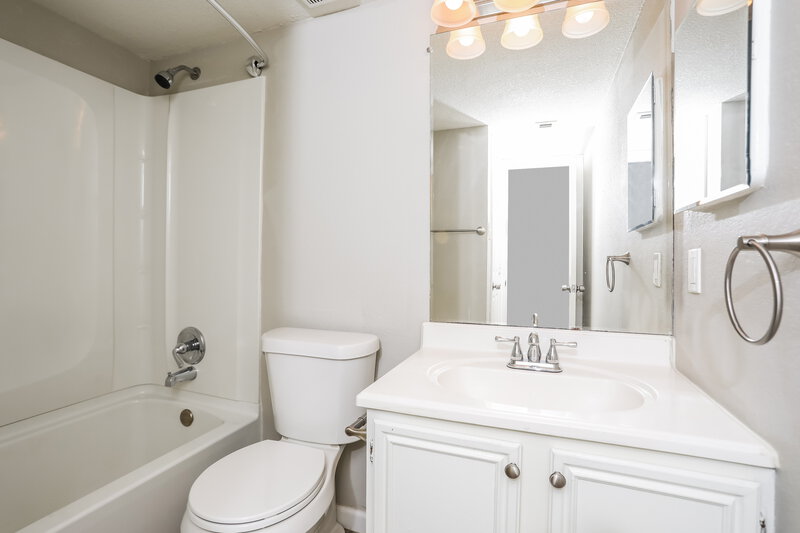 2,140/Mo, 4210 Glen Hollow Cir Arlington, TX 76016 Main Bathroom View
