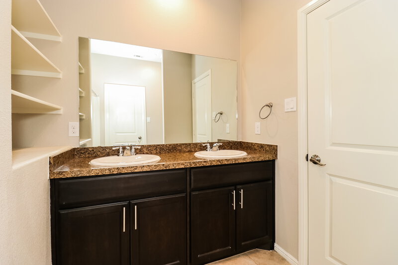2,170/Mo, 9341 Herringbone Dr Fort Worth, TX 76131 Main Bathroom View