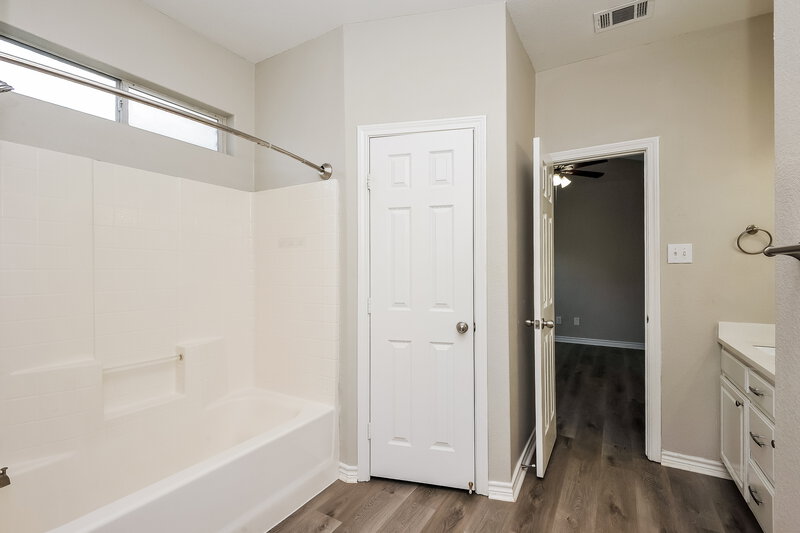 1,789/Mo, 9309 Cynthia Ct Fort Worth, TX 76140 Main Bathroom View