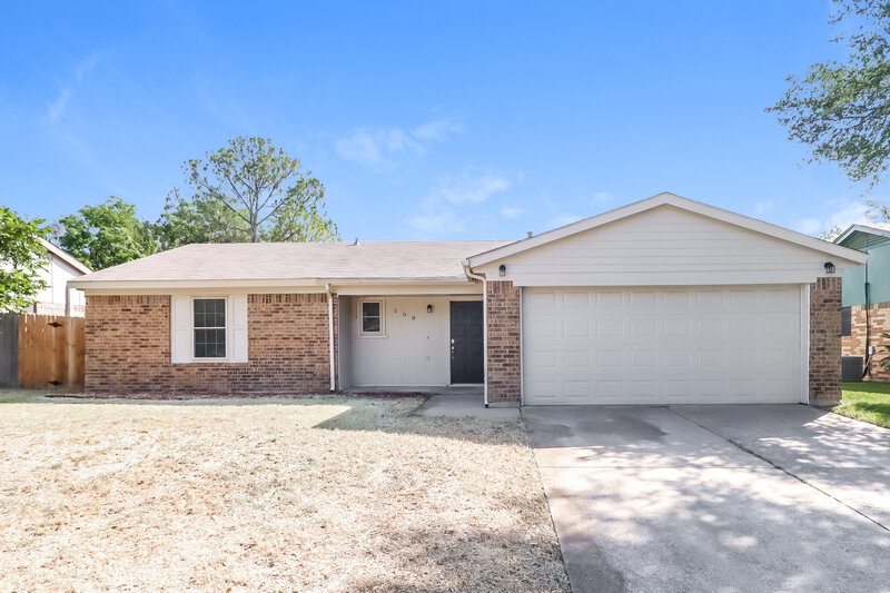 1,915/Mo, 508 Berkshire Ct Burleson, TX 76028 External View