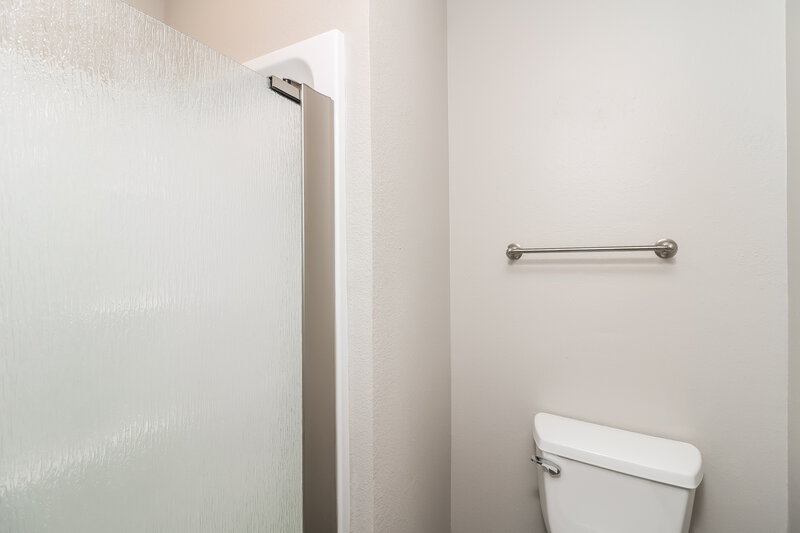 1,915/Mo, 508 Berkshire Ct Burleson, TX 76028 Main Bathroom View