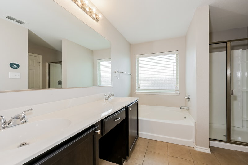 2,445/Mo, 106 Richard Ln Red Oak, TX 75154 Main Bathroom View