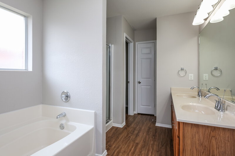 2,085/Mo, 513 Nathan St Saginaw, TX 76179 Main Bathroom View