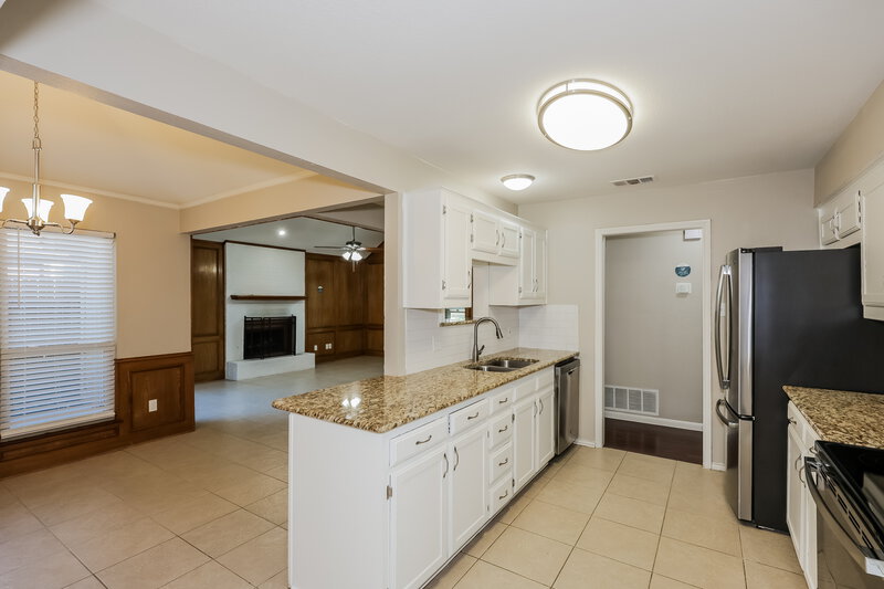 3,020/Mo, 410 W Jefferson St Wylie, TX 75098 Kitchen View 2