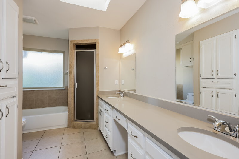 3,020/Mo, 410 W Jefferson St Wylie, TX 75098 Main Bathroom View