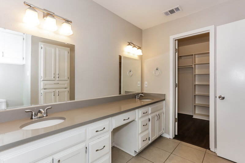 2,055/Mo, 410 W Jefferson St Wylie, TX 75098 Main Bathroom View