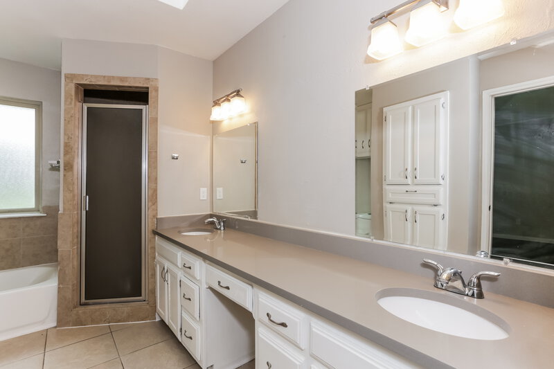 2,055/Mo, 410 W Jefferson St Wylie, TX 75098 Main Bathroom View 2