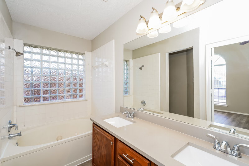 1,815/Mo, 4813 Cable Dr Fort Worth, TX 76137 Main Bathroom View