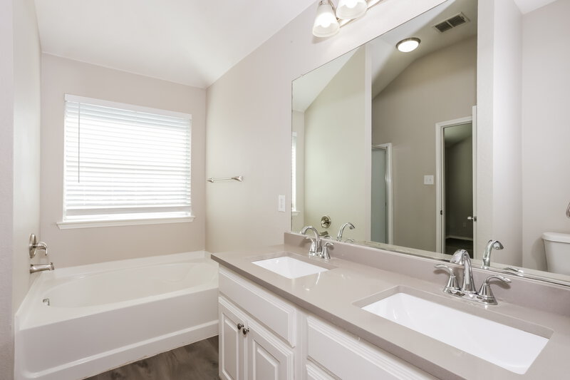 2,020/Mo, 1205 Artesia Dr Haslet, TX 76052 Main Bathroom View 2