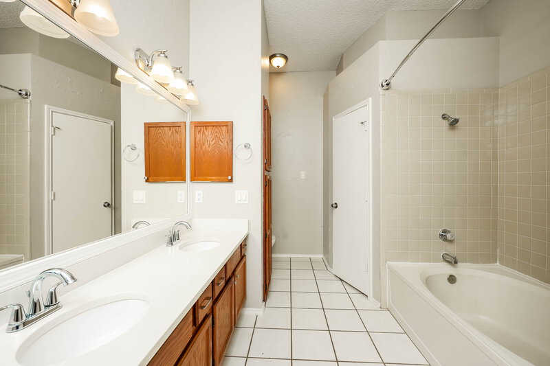 1,925/Mo, 416 Deauville Dr Fort Worth, TX 76108 Main Bathroom View