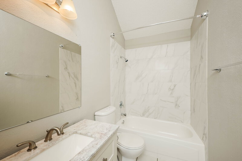 1,925/Mo, 416 Deauville Dr Fort Worth, TX 76108 Bathroom View