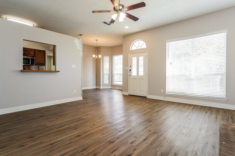 1,925/Mo, 4910 Green Hollow Dr Arlington, TX 76017 Living Room View 2