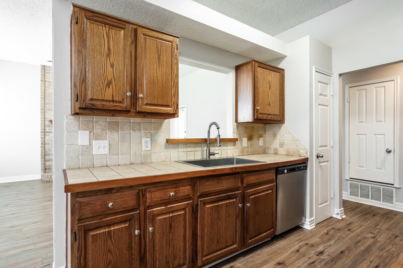 1,925/Mo, 4910 Green Hollow Dr Arlington, TX 76017 Kitchen View