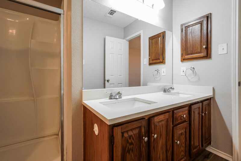1,925/Mo, 4910 Green Hollow Dr Arlington, TX 76017 Main Bathroom View 2