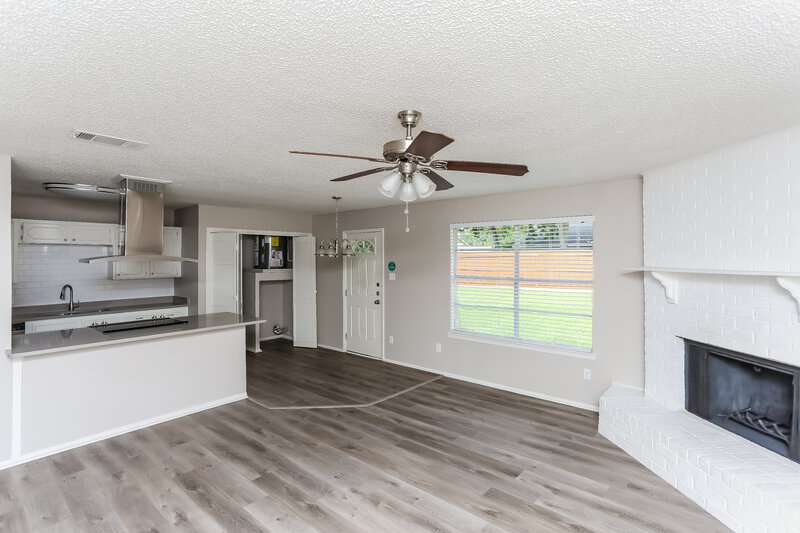 2,075/Mo, 603 S Waxahachie St Mansfield, TX 76063 Living Room View
