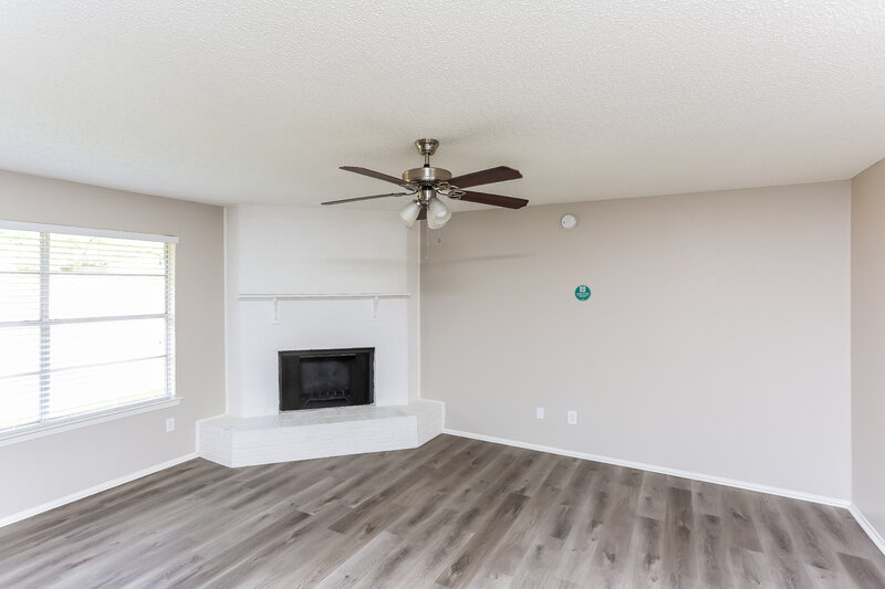 2,075/Mo, 603 S Waxahachie St Mansfield, TX 76063 Living Room View 2