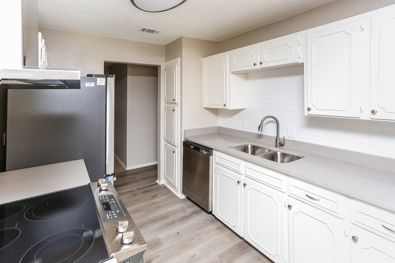 2,075/Mo, 603 S Waxahachie St Mansfield, TX 76063 Kitchen View 2