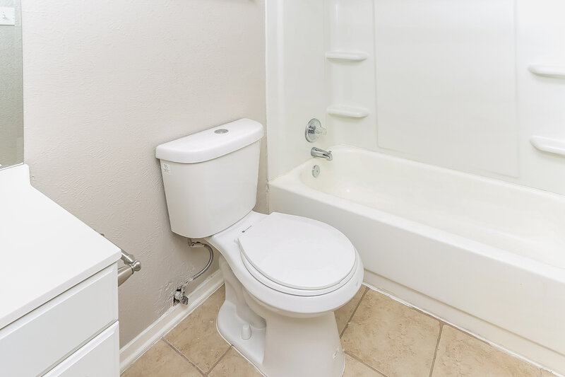 2,075/Mo, 603 S Waxahachie St Mansfield, TX 76063 Main Bathroom View