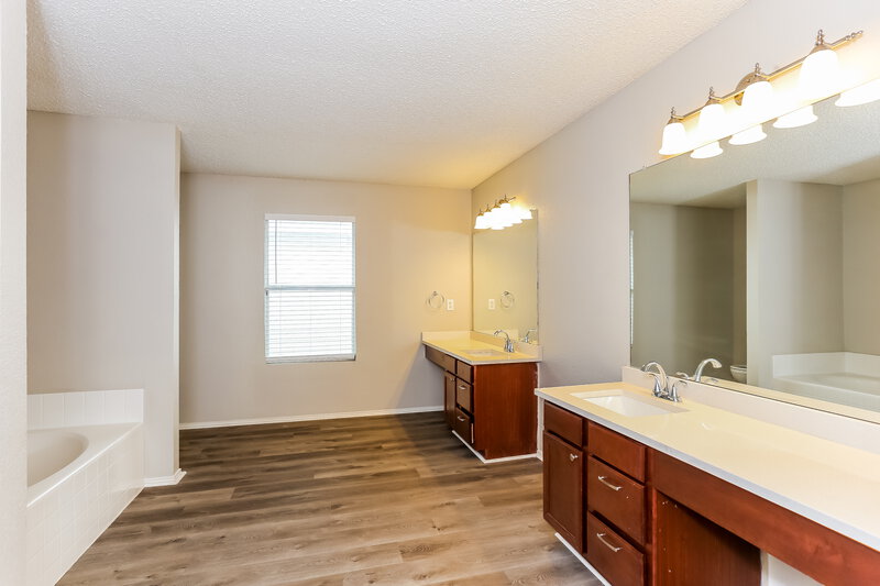 2,580/Mo, 8304 Cutter Hill Ave Fort Worth, TX 76134 Main Bathroom View