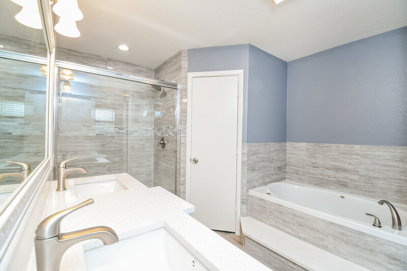 2,395/Mo, 1409 Willow Park Dr Fort Worth, TX 76134 Main Bathroom View 2