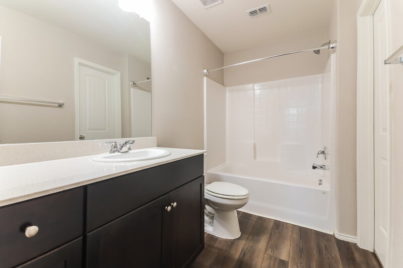 1,745/Mo, 5537 Berea St Forney, TX 75126 Main Bathroom View