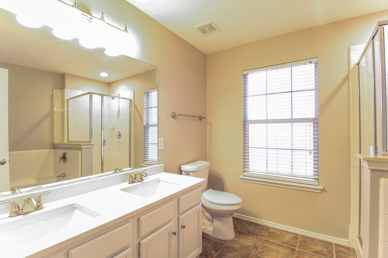 2,135/Mo, 10020 Cougar Tr Fort Worth, TX 76108 Main Bathroom View