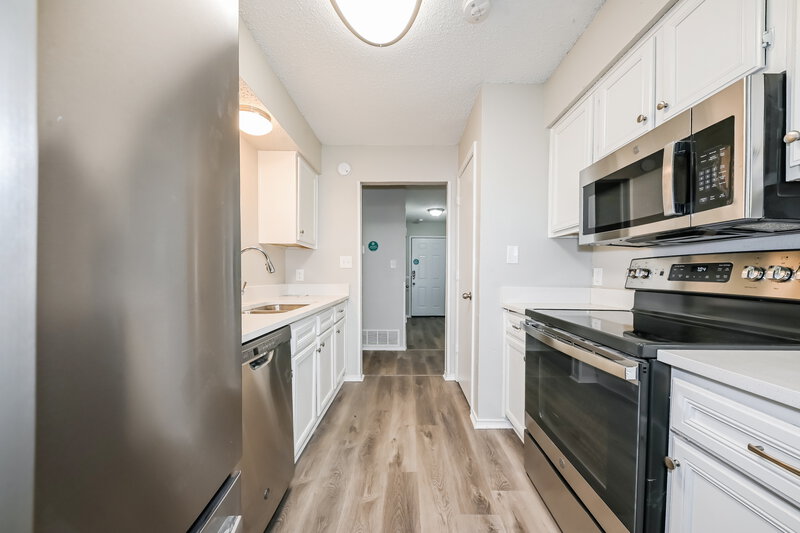 2,005/Mo, 1101 Twin Cedar Ct Arlington, TX 76018 Kitchen View 2