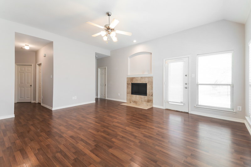 1,895/Mo, 419 Creekview Dr Anna, TX 75409 Living Room View 3