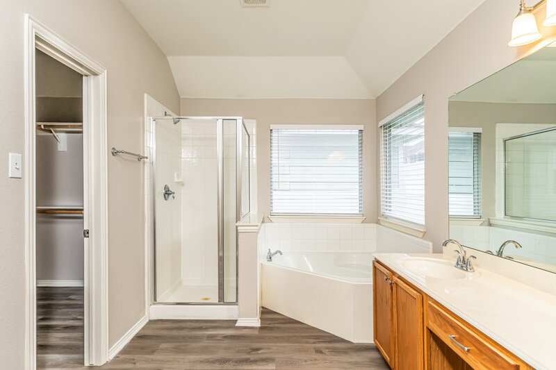 2,120/Mo, 419 Creekview Dr Anna, TX 75409 Main Bathroom View