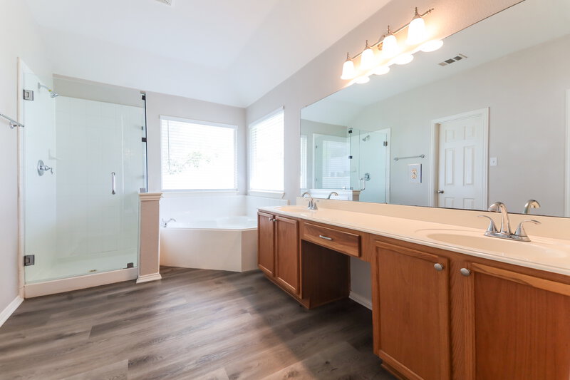1,895/Mo, 419 Creekview Dr Anna, TX 75409 Main Bathroom View
