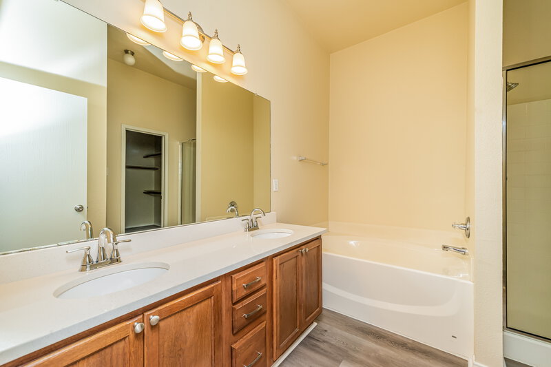 2,000/Mo, 1617 Bob Dr Royse City, TX 75189 Main Bathroom View