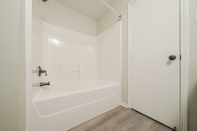 2,595/Mo, 1817 Lariat Dr Justin, TX 76247 Main Bathroom View 2