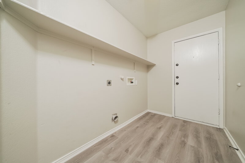 2,595/Mo, 1817 Lariat Dr Justin, TX 76247 Laundry Room View