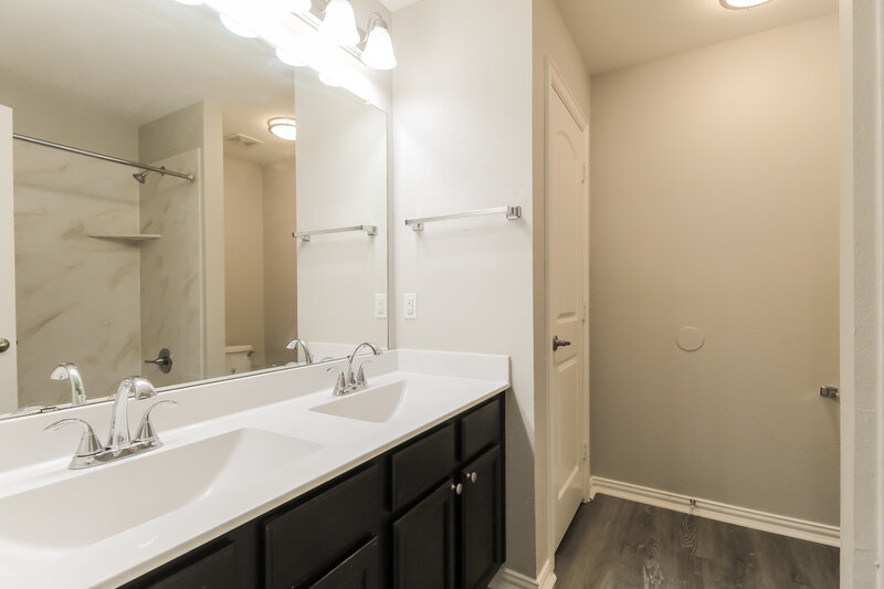 2,320/Mo, 1733 Post Oak Ct Denton, TX 76209 Main Bathroom View