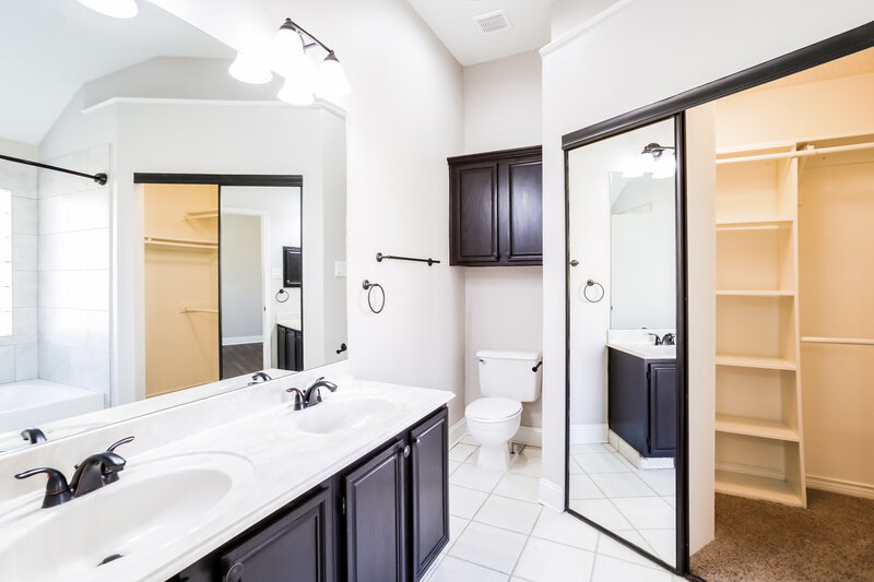2,145/Mo, 4609 Birchbend Ln Fort Worth, TX 76137 Main Bathroom View