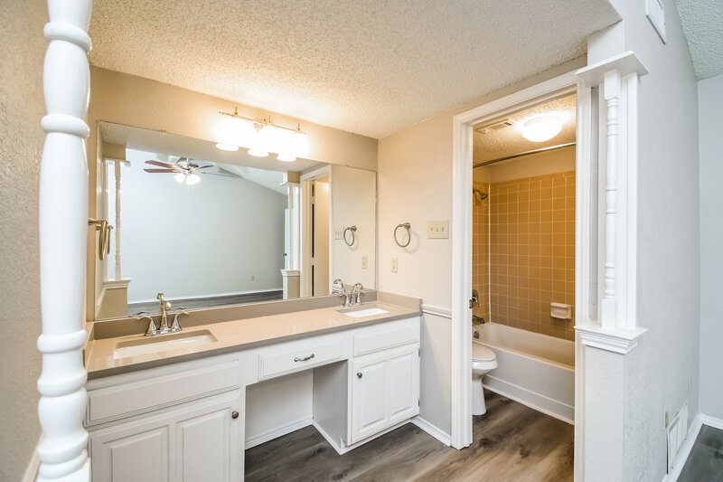 2,084/Mo, 6210 Minuteman Ln Arlington, TX 76002 Main Bathroom View
