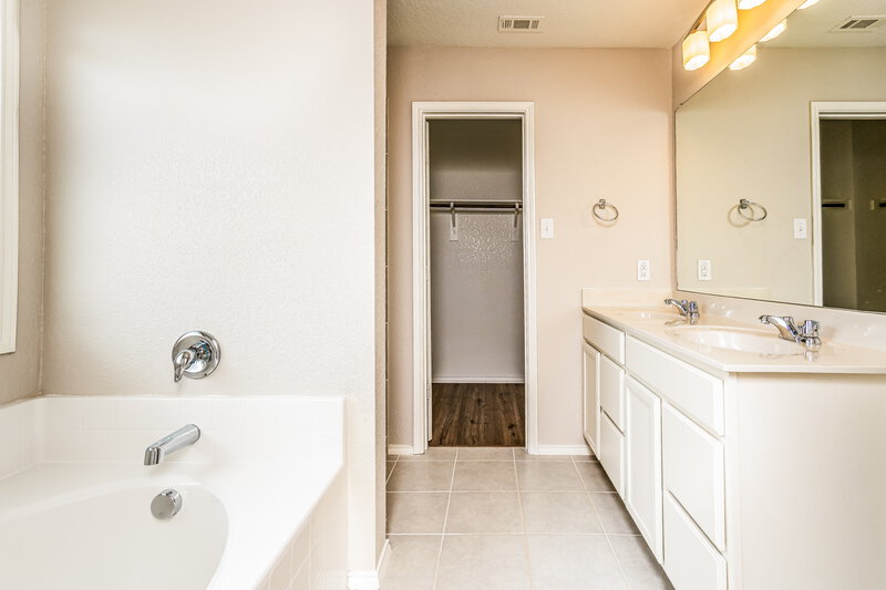 2,510/Mo, 1041 Marietta Ln Aubrey, TX 76227 Main Bathroom View