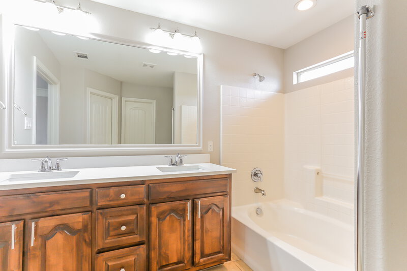2,585/Mo, 1032 Sunderland Ln Fort Worth, TX 76134 Main Bathroom View