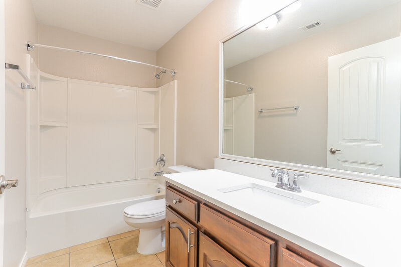 2,585/Mo, 1032 Sunderland Ln Fort Worth, TX 76134 Bathroom View 2