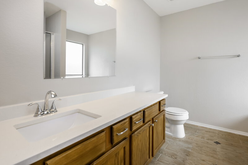 2,310/Mo, 7216 Lindentree Ln Fort Worth, TX 76137 Main Bathroom View
