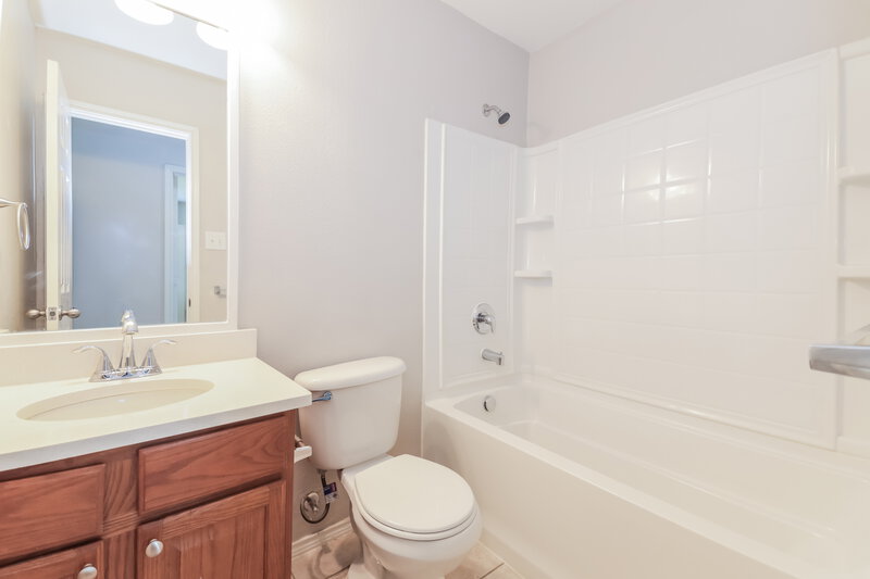 1,645/Mo, 527 Indian Paintbrush Fate, TX 75087 Bathroom View
