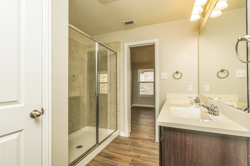 2,390/Mo, 914 Evergreen St Princeton, TX 75407 Main Bathroom View