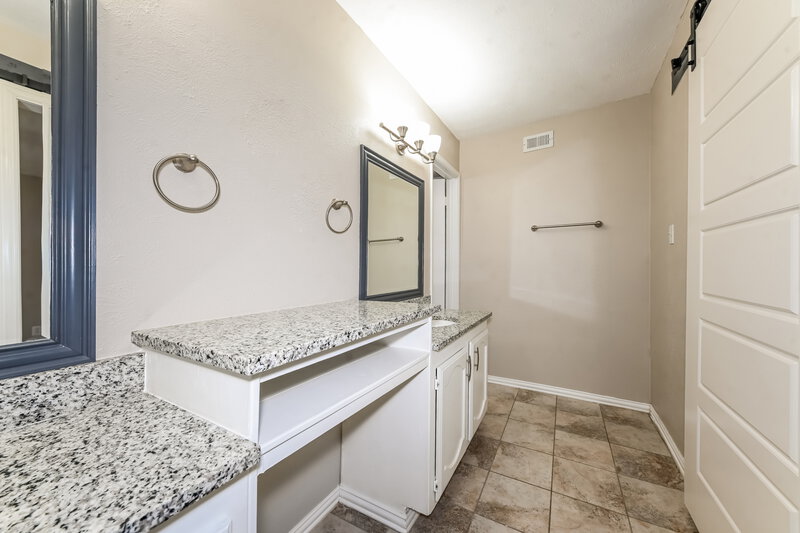 1,970/Mo, 6967 Wildbriar Ct W Fort Worth, TX 76120 Main Bathroom View