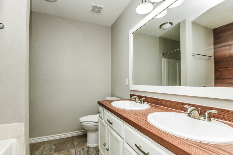 2,175/Mo, 924 Wrigley Way Saginaw, TX 76179 Main Bathroom View