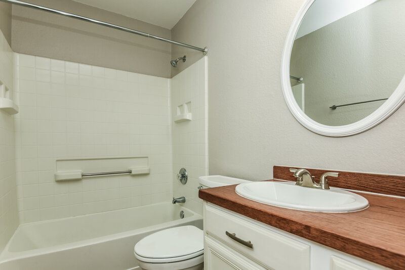 2,175/Mo, 924 Wrigley Way Saginaw, TX 76179 Bathroom View
