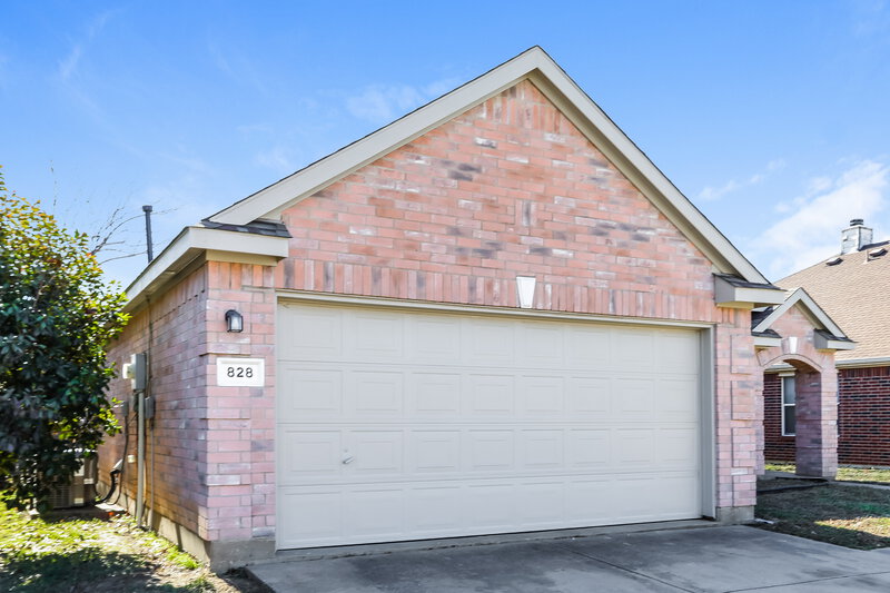 2,250/Mo, 828 Simi Dr Arlington, TX 76001 Front View 2