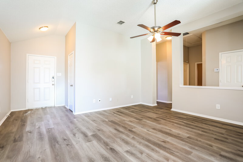 2,250/Mo, 828 Simi Dr Arlington, TX 76001 Living Room View 2