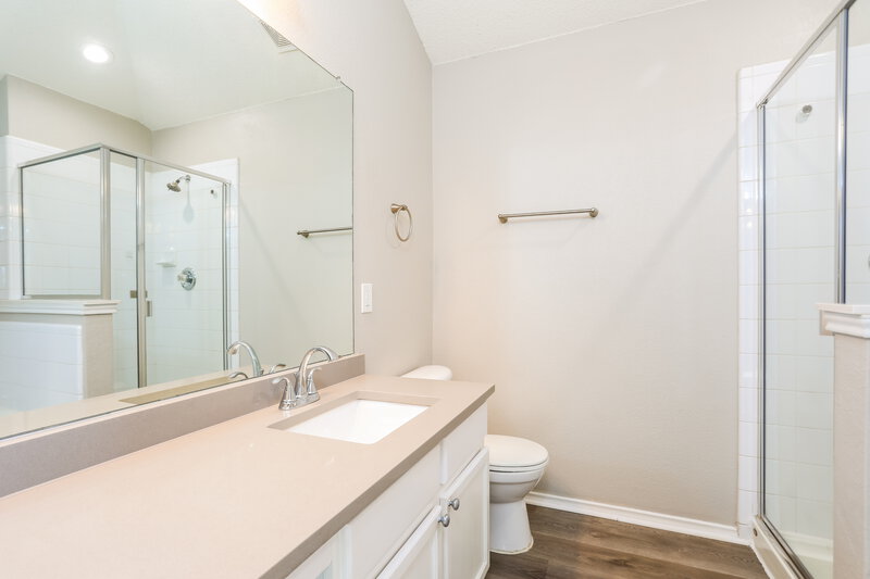 2,250/Mo, 828 Simi Dr Arlington, TX 76001 Main Bathroom View